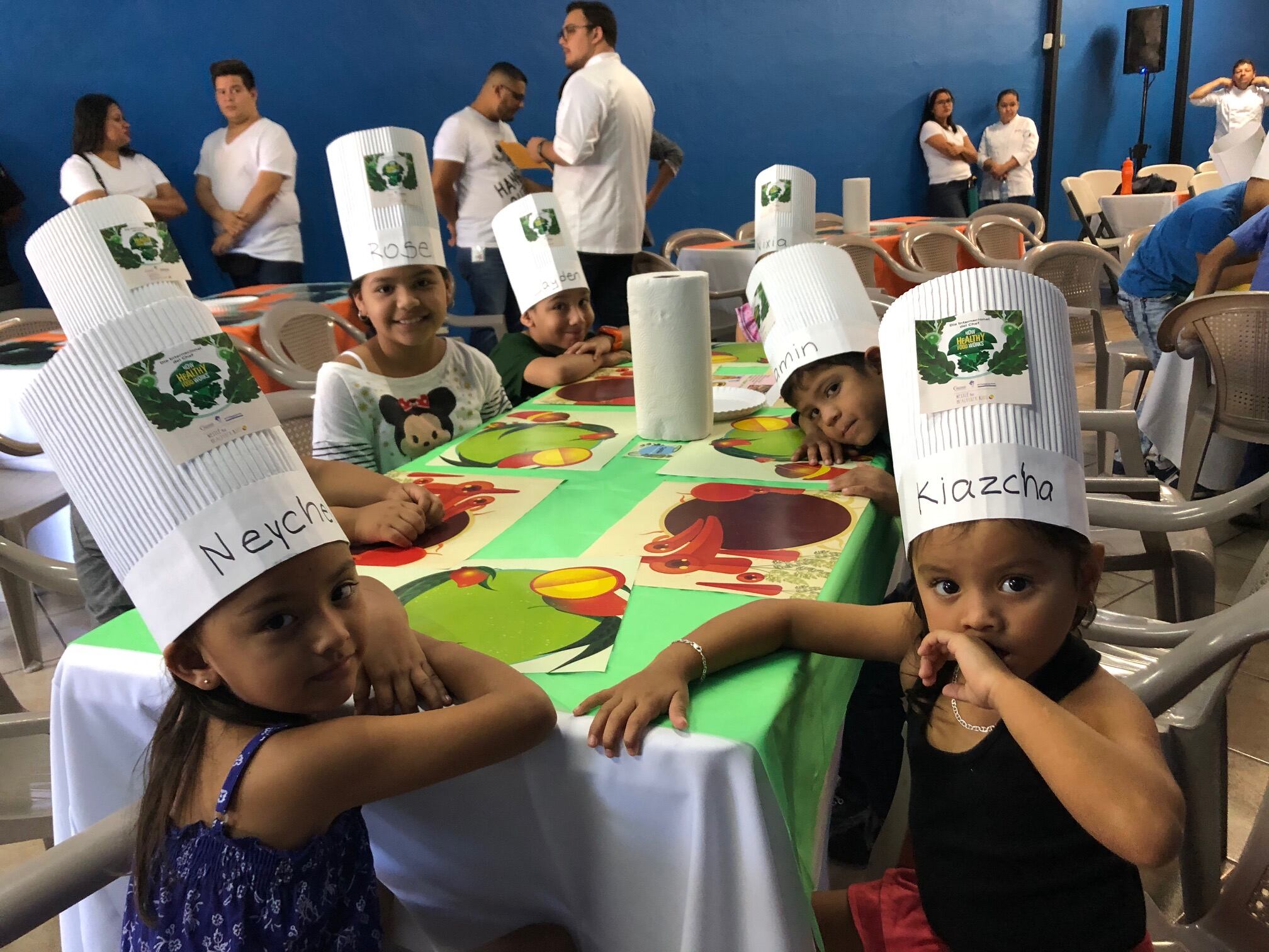 Desde el 2004, cada 20 de octubre, se celebra el Día Internacional del Chef. Una fecha creada por la Asociación Mundial Culinaria para recordar el compromiso del chef de compartir sus conocimientos y habilidades culinarias a las nuevas generaciones.
En el marco de esta celebración, Nestlé Professional y la Asociación Nacional de Chef de Costa Rica (ANCH) se unieron para compartir un taller sobre hábitos de alimentación saludable con niños y niñas de La Carpio.