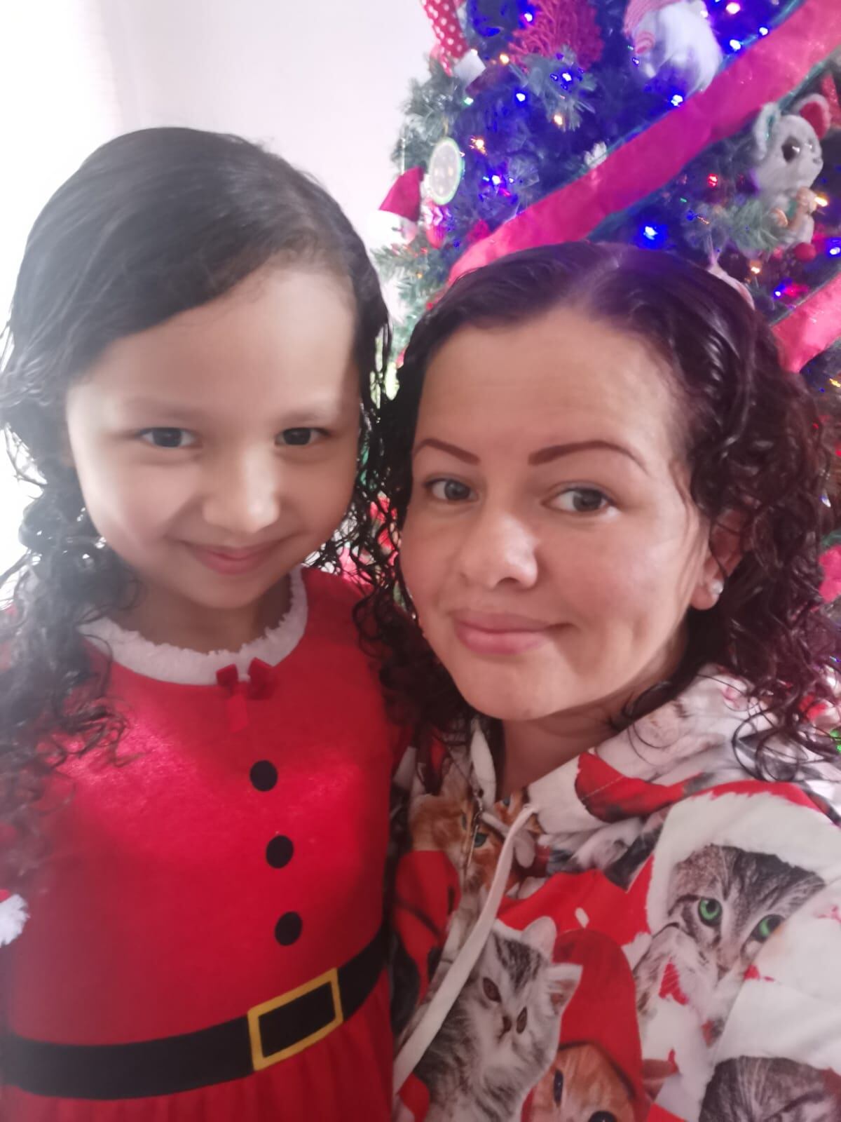 Nos confirma con mucha alegría doña Laura Barrientos, vecina de Lagunilla de Heredia, que a las seis de la mañana del 16 de setiembre bajó todos adornos de la Patria y comenzó a montar, junto a sus hijos: Luciana de 7 años, Brandon de 20 y Fabián de 15, los adornos navideños