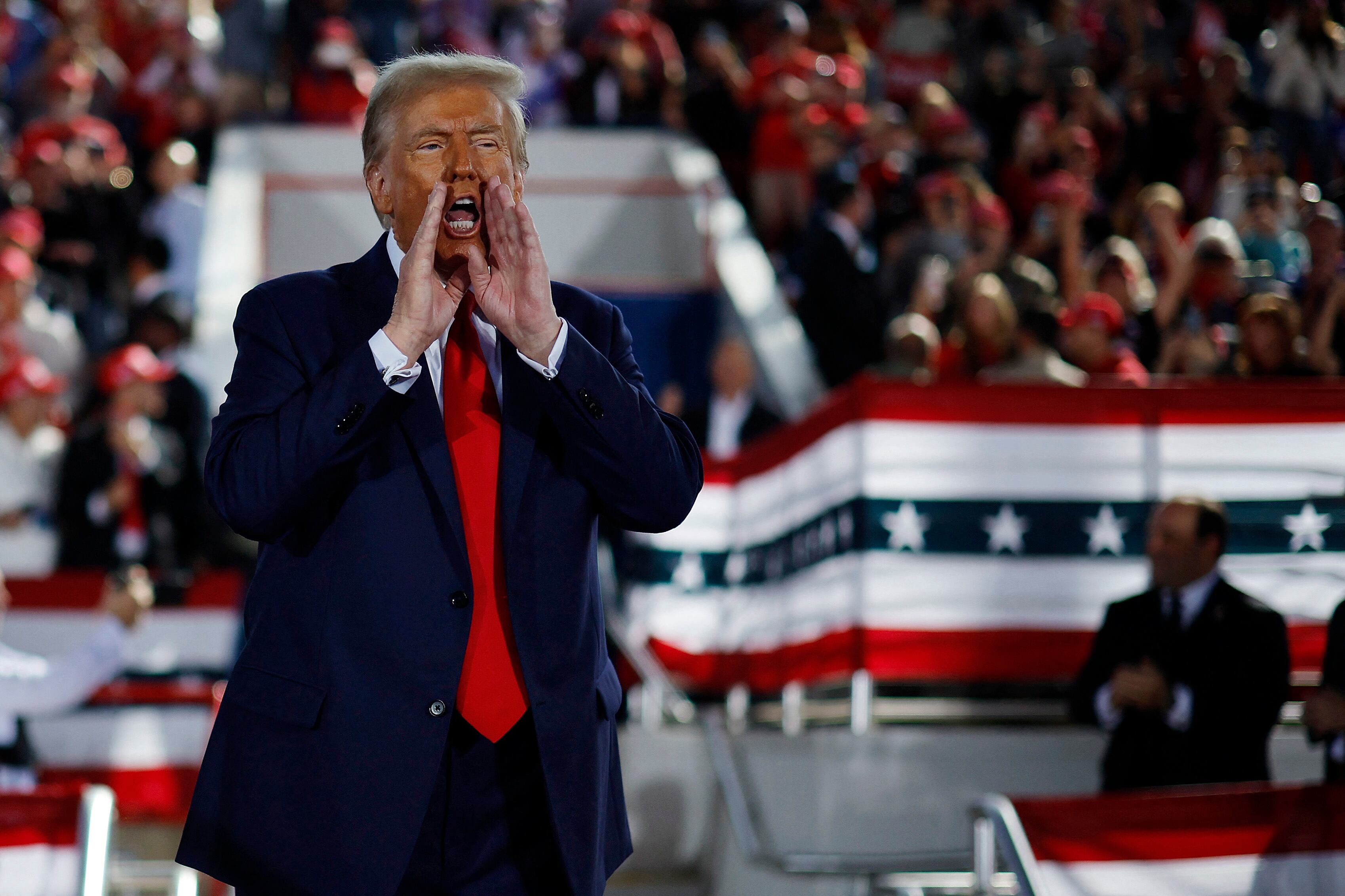 El candidato presidencial republicano, el expresidente Donald Trump, grita desde el escenario al concluir un mitin de campaña en el J.S. Dorton Arena en Raleigh, Carolina del Norte.
