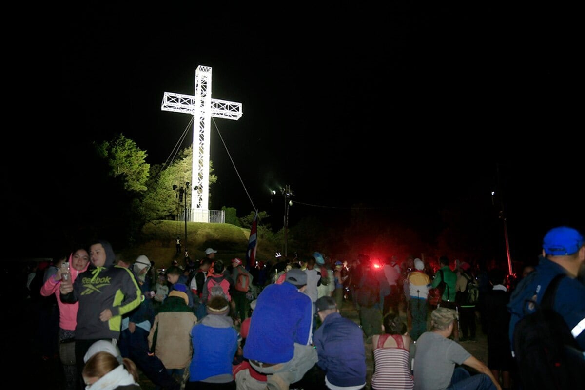 La cruz alajueliteña está ubicada en el cerro San Miguel, a 2.036 metros sobre el nivel del mar. Mide 26 metros de alto y tiene 11 metros de ancho, su base es de concreto; mide 5,50 metros de lado y 3,50 metros de profundidad. Fue inaugurada el 8 de julio de 1934 por el sacerdote Rosendo Valenciano.