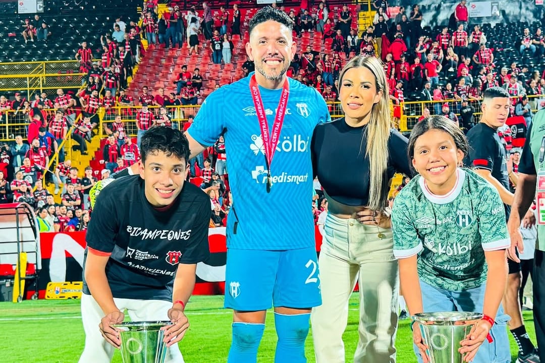 La esposa de Leonel Moreira se pronunció ante la salida del portero de Alajuelense.
