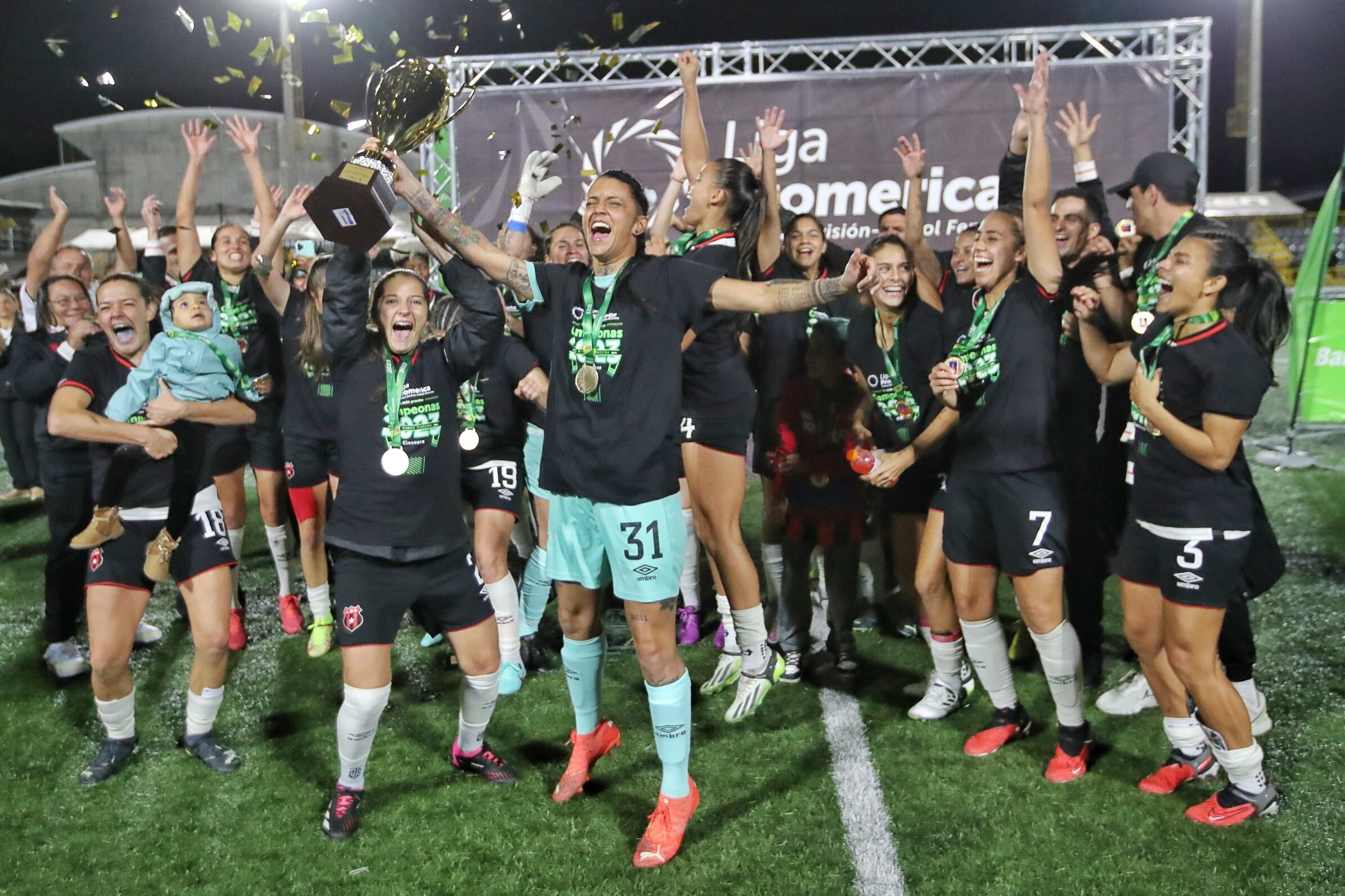 20/12/2023/ Juego entre  Sporting FC vs Liga Deportiva Alajuelense por la final del fútbol femenino en el estadio Ernesto Rorhmoser  / Foto John Durán