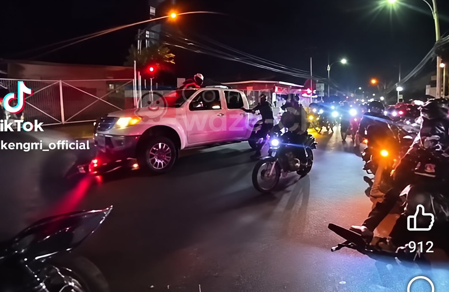 Una rodada en Río Segundo de Alajuela terminó en un altercado entre motociclistas y el conductor de un pick-up blanco.
