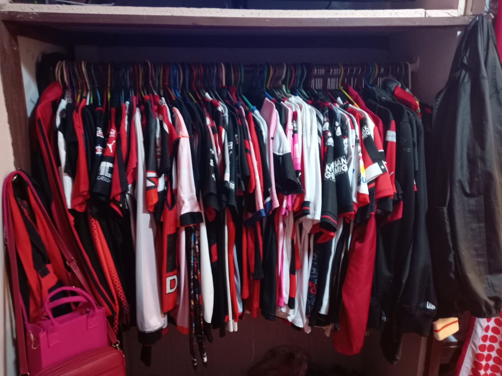 Adela Sorto, aficionada de Alajuelense y su casa que parece museo de la Liga