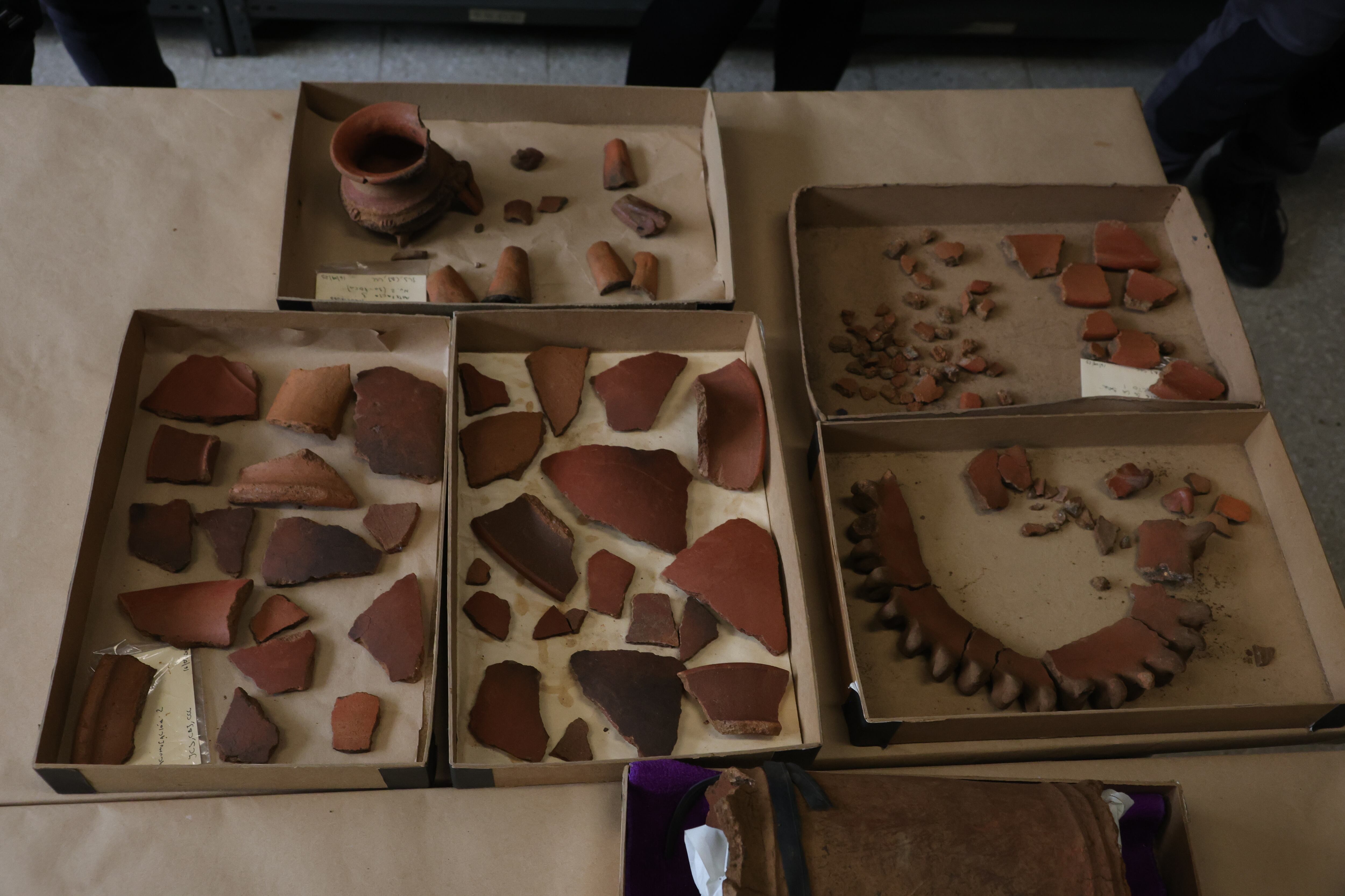 fotos de las piezas de cerámica que fueron encontradas en una construcción en Alajuela.