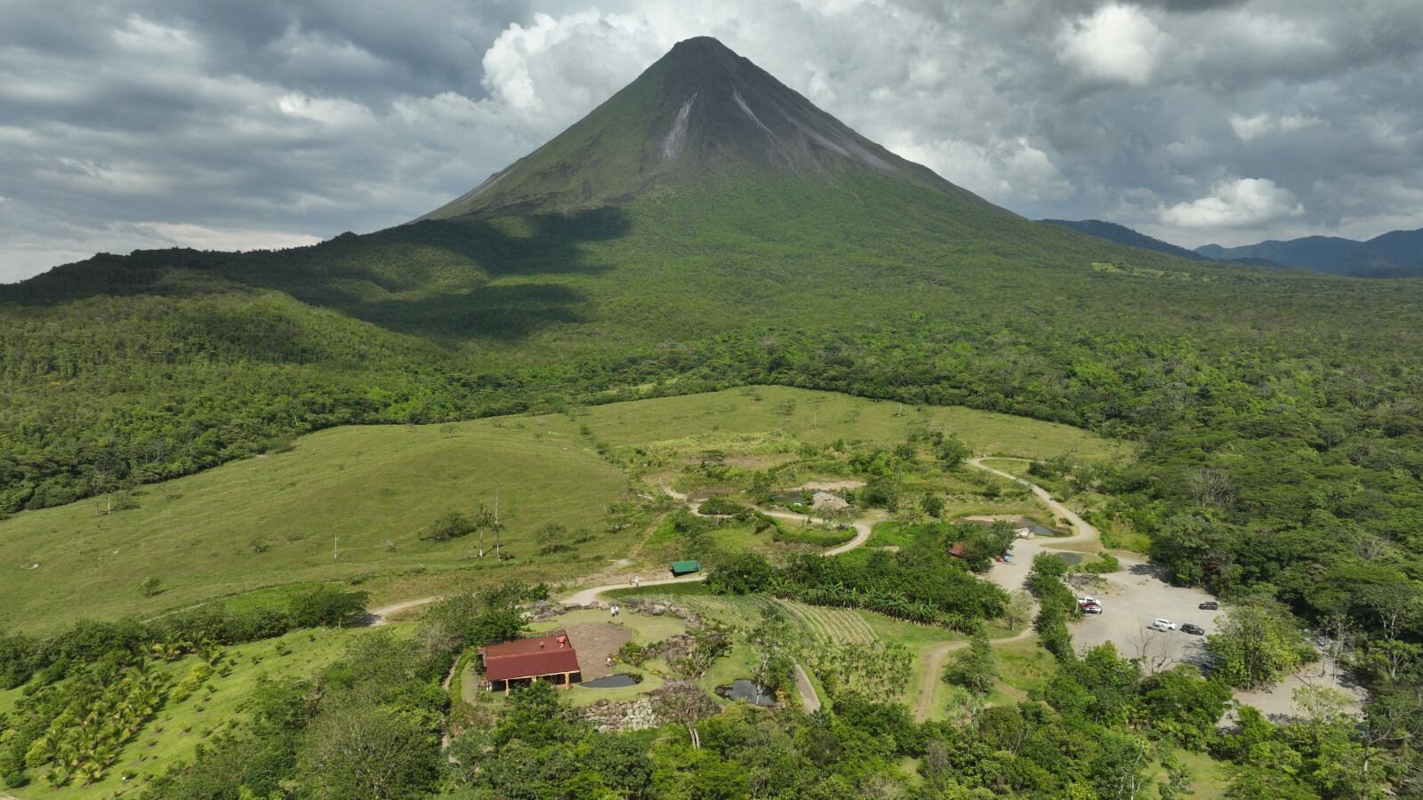 El nuevo paso reduce el viaje entre Monteverde y La Fortuna y potencia el turismo de aventura frente a la laguna del Arenal.
