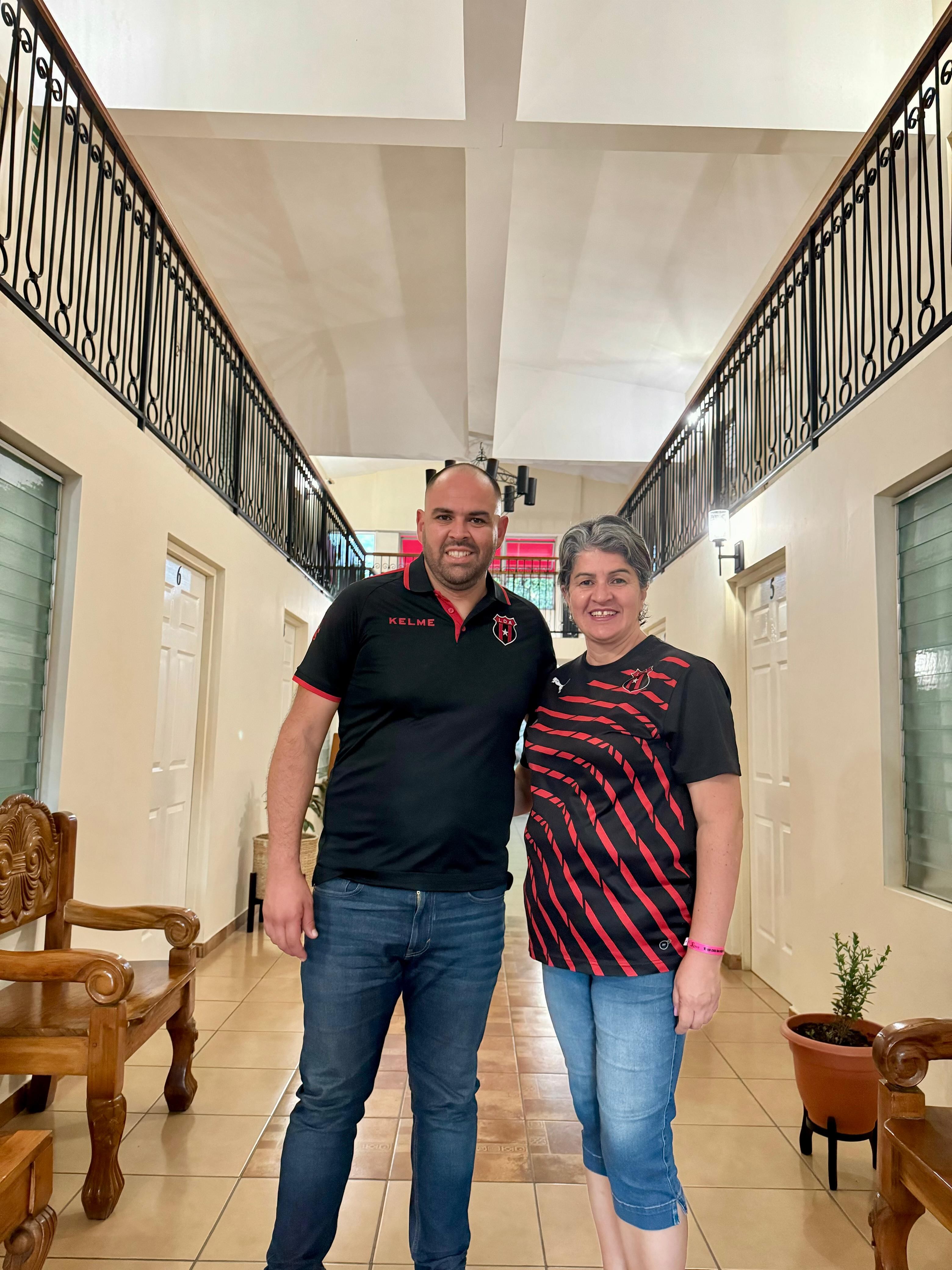 Steven Aguilar y su mamá doña Darling fueron a Nicaragua para ver a la Liga contra el Estelí. Cortesía.