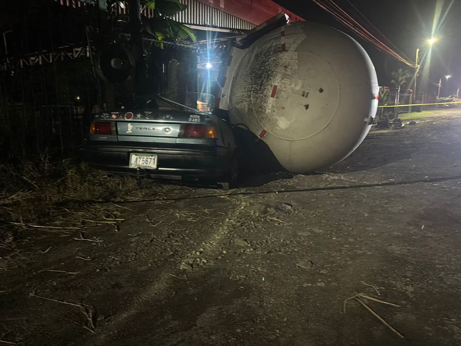 El camión cisterna se volcó sobre un carro en Siquirres