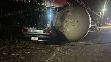 Cisterna con 19 mil litros de gas vuelca en Siquirres y aplasta un vehículo