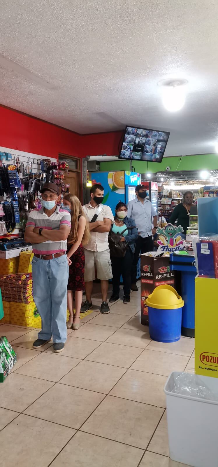 Este domingo los equipos vacunadores de Tilarán están aplicando la primera dosis de la vacuna a personas mayores de 18 años  en comercios,  sodas y pulperías, estos escenarios les permiten captar más personas.