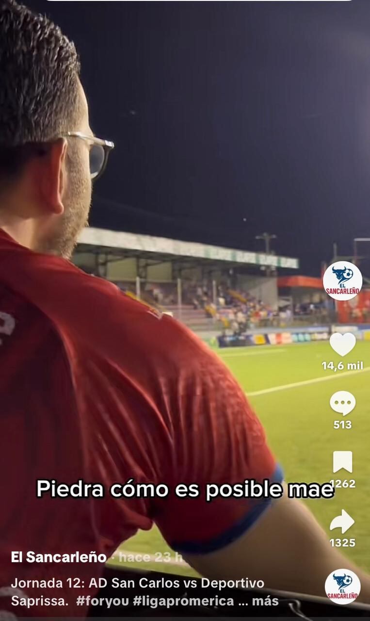 El aficionado de San Carlos, Pablo Céspedes tuvo un fuerte altercado con el futbolista Yassel Piedra.