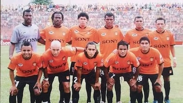 Carlos el “Negro Espinoza” regresó a las canchas de San Ramón para formar a la nueva generación de futbolistas