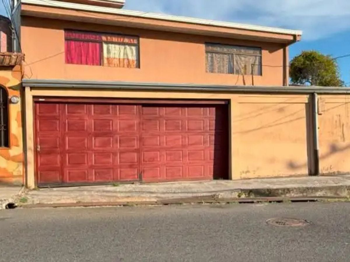 Esta es la casa en Goicoechea, está muy bien cuidado y por dentro es enorme.