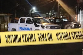 Papá e hijo fueron atacados a balazos afuera de su casa y uno murió dentro del baño en Limón