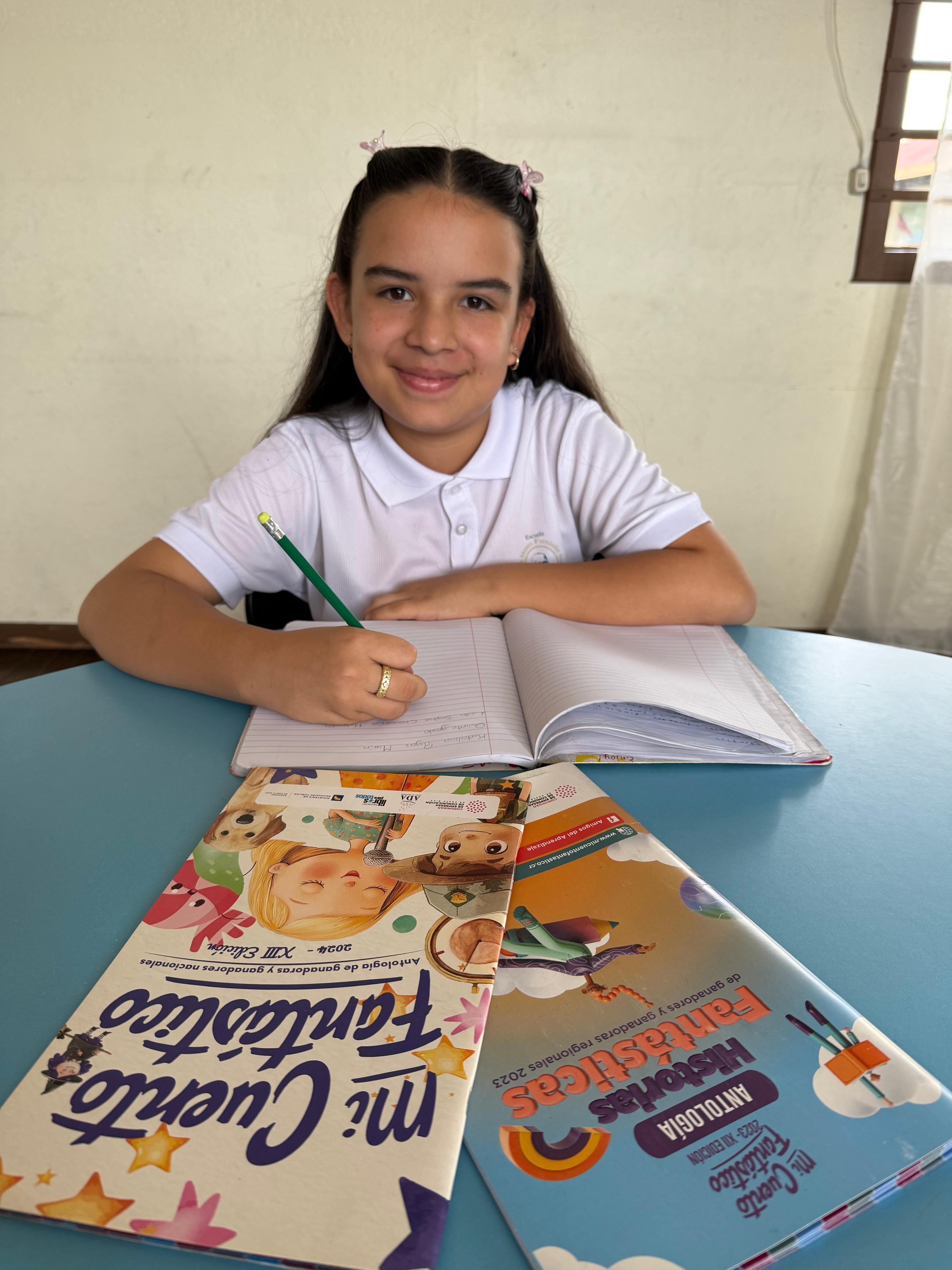 La Asociación Amigos del Aprendizaje (ADA) conmemora 25 años de trayectoria dedicada a mejorar las oportunidades de aprendizaje de las niñas y los niños en Costa Rica. Entre sus programas más emblemáticos se encuentra Mi Cuento Fantástico, que a lo largo de sus 14 ediciones ha contado con la participación de más de 179.000 estudiantes y 8.400 docentes, marcando un antes y un después en la motivación por la lectura y la escritura. La estudiante de la escuela Mauro Fernández de San José la estudiante Catalina Rojas Marín, ha ganado el concurso Mi Cuento Fantástico en 2 ocasiones.