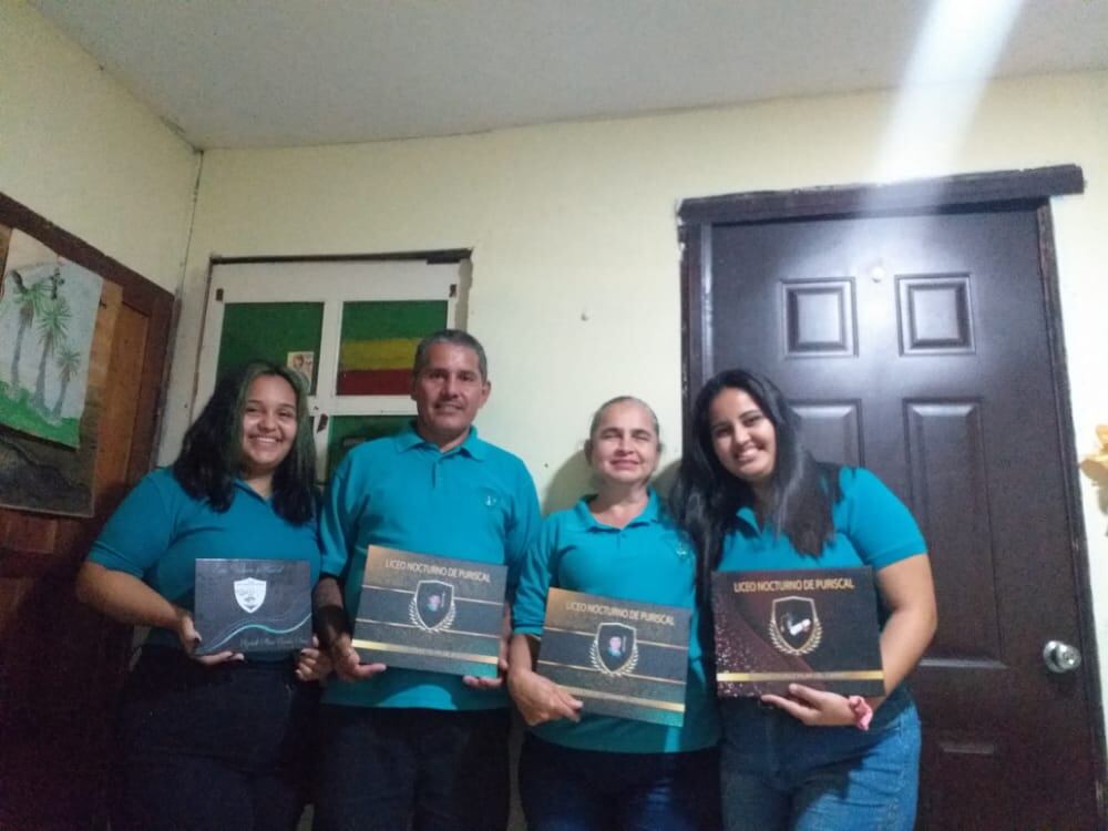 doña Damaris Núñez Céspedes (de 53 años) a su esposo, Felipe Corrales Díaz (52 años), se graduaron el 20 de enero del 2022 de noveno año en el Liceo Nocturno de Puriscal. En la foto con sus hijas Elizabeth María (izquierda) y Pilar del Carmen (derecha).