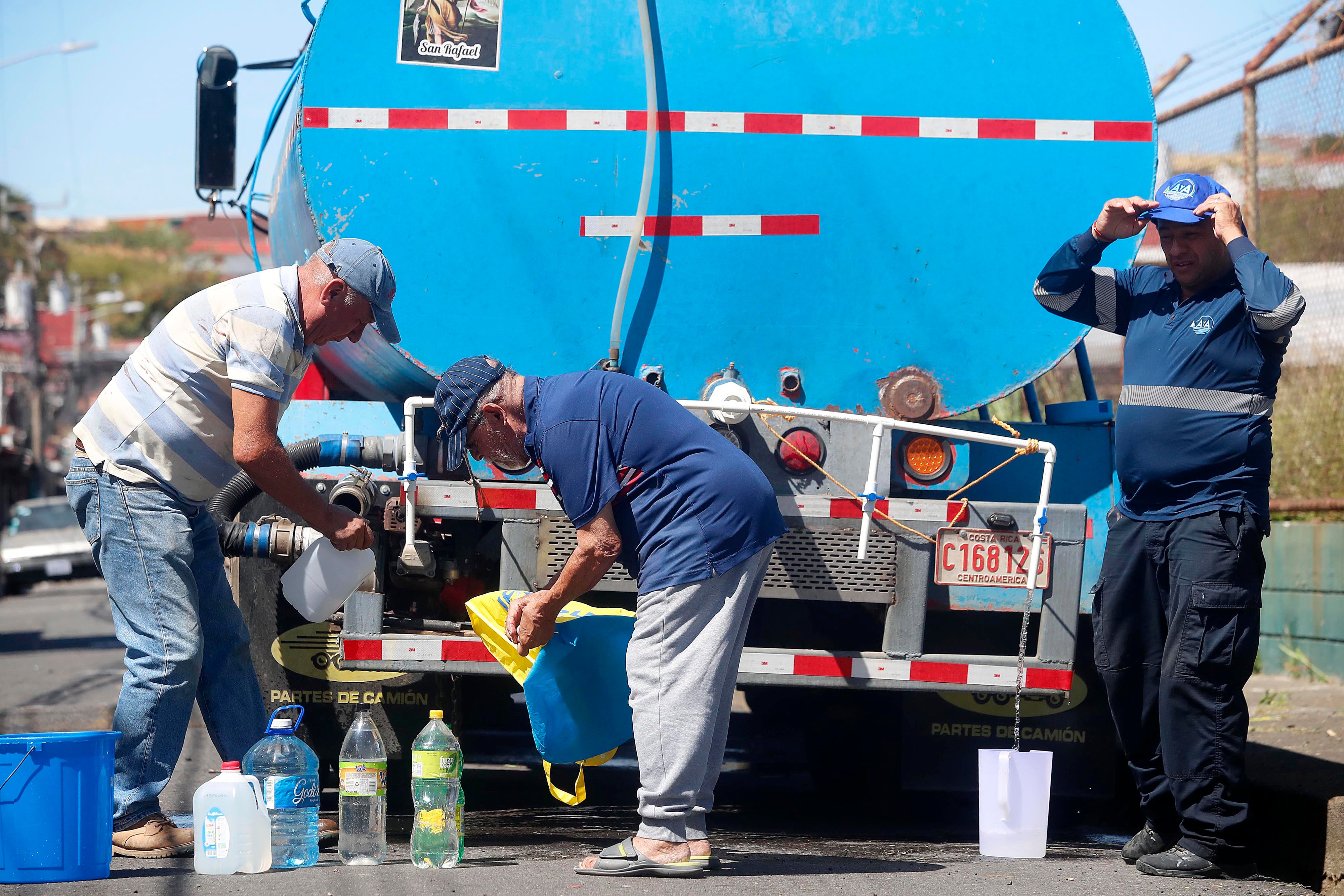 0/01/2024     Cinco Esquinas de Tibás, barrio San Gabriel Sur. Un camión cisterna contratado por Acueductos y Alcantarillados (AyA) repartió agua potable este martes por la mañana. Hombres, mujeres y niños de todas las edades se acercaron botellas, bidones, tarros y ollas para recoger agua ante la crisis que se vive por la contaminación del líquido con algún hidrocarburo hasta ahora desconocido. Foto: Rafael Pacheco Granados