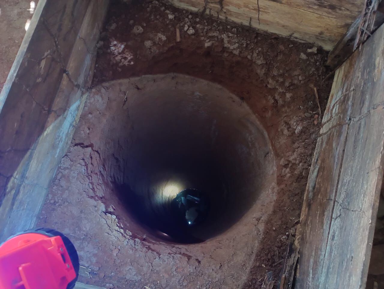 Los primeros rescatistas de la Cruz Roja que llegaron al sitio donde cayó un niño de dos años, ya lograron llegar al fondo de la esctructura.