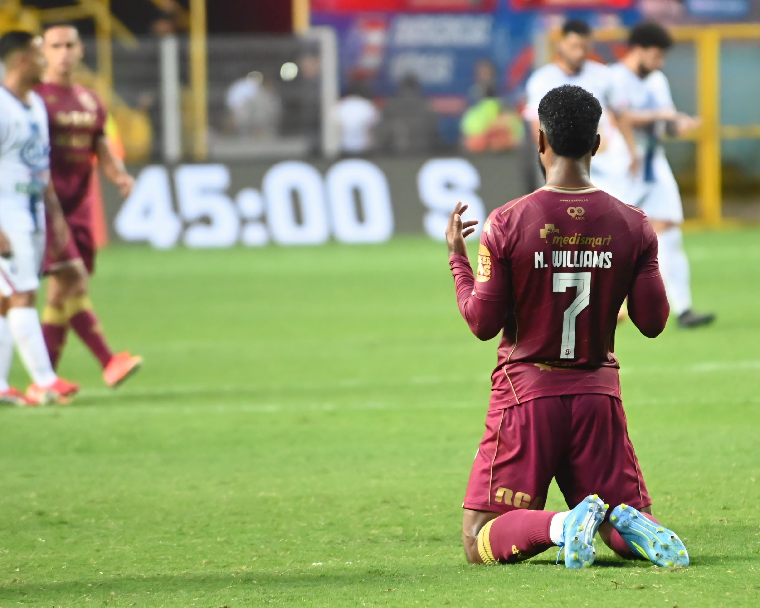02 de agosto del 2026. Estadio Ricardo Saprissa. 16:00 hrs. El Deportivo Saprissa se enfrenta al San Carlos FC en la jornada 2 del Torneo de Apertura 2026 del Campeonato Nacional de fútbol de la Primera División. En la foto: los técnicos Hernán Medford y Walter Centeno y acciones importantes del juego. Foto: Albert Marin.