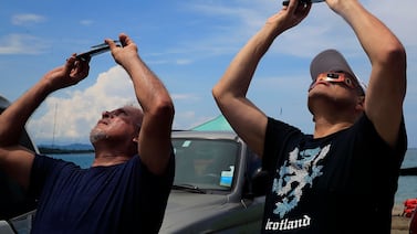 Con el eclipse volvimos a ver para el cielo y con las renuncias del Gobierno le pedimos al cielo