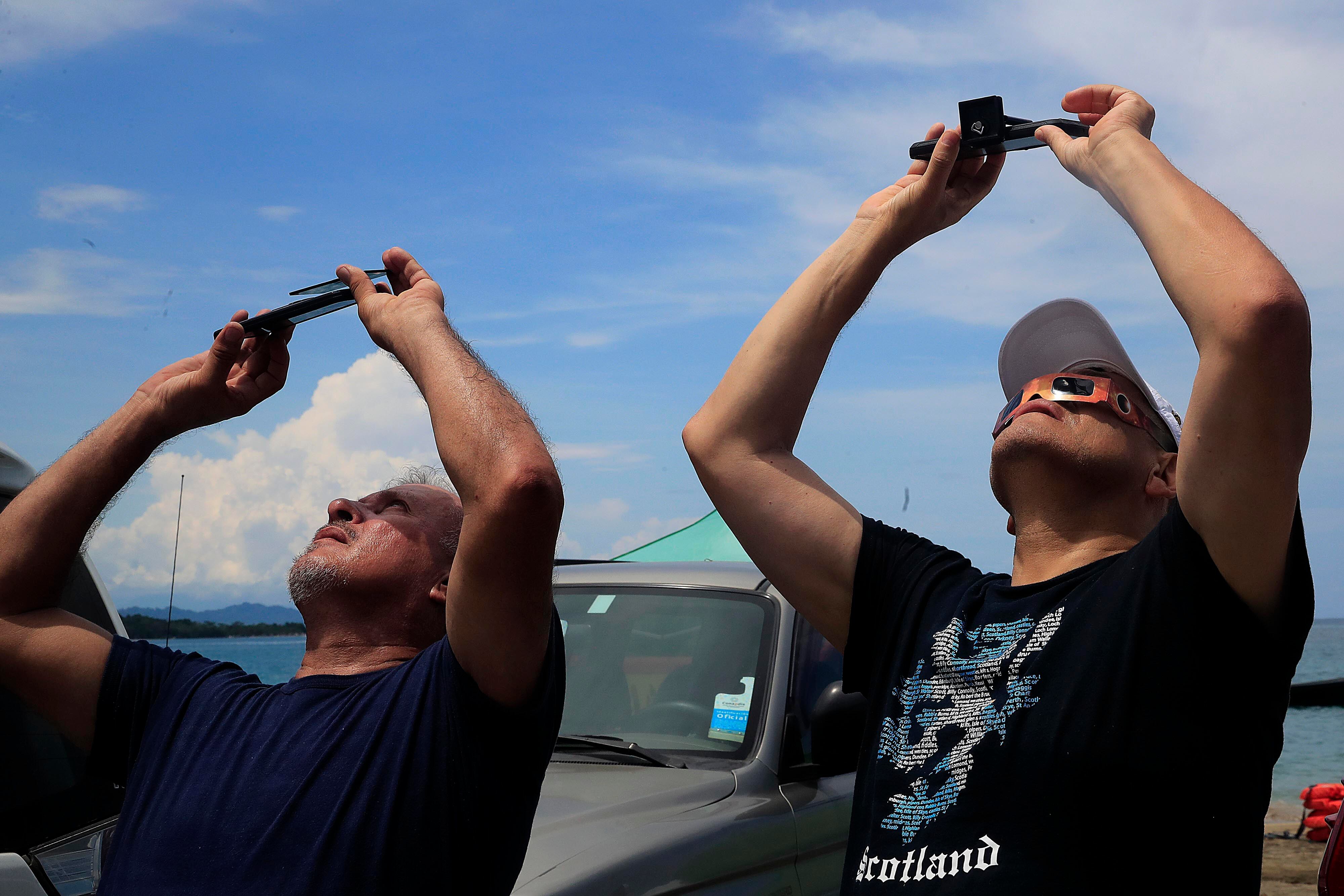 14/10/2023 Limón. Desde muy tempranas horas del día se vivió este sábado, en el atlántico de nuestro país, un gran ambiente en relación con el esperado eclipse anular de sol. Cientos de costarricenses se trasladaron a las playas del caribe sur para contemplar el anunciado acontecimiento astronómico del año, desde la parcialidad esperada para entre alrededor de las 10:15 a.m. y 1:50 p.m., pero sobre todo el punto de mayor esplendor apenas unos minutos después del mediodía. Foto: Rafael Pacheco Granados