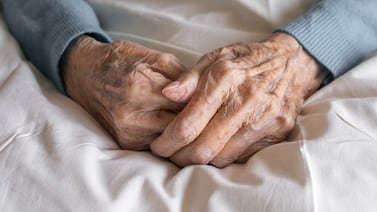 A paciente de 80 años con problemas serios de columna le dieron cita “urgente” para el 2031