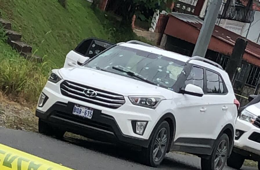 Un carro interceptó al de la víctimas y tres hombres dispararon sin piedad.
