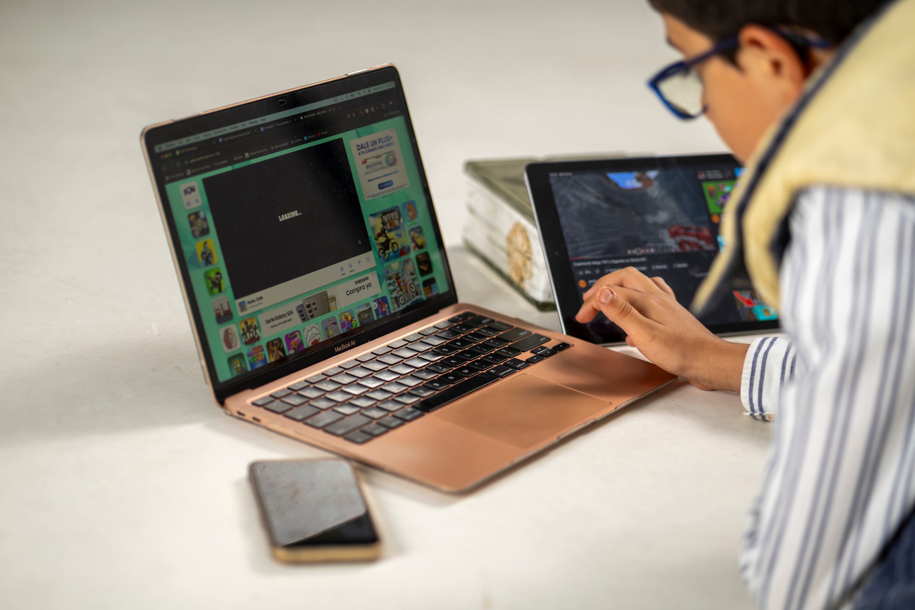 MATERIAL EXCLUSIVO DE REVISTA DOMINICAL HASTA SU PUBLICACION.
26/06/2024, San José, Tibás, Estudio Fotográfico de Grupo Nación, fotografías de ninos dependientes de pantallas de celulares, ipads y computadoras.