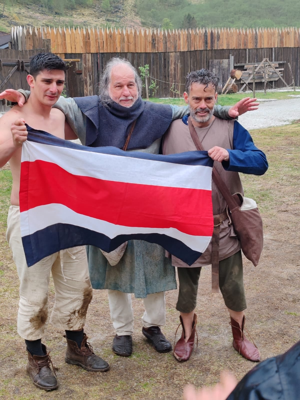 Roberto Fontana, vecino de Desamparados, ganó invicto el Mundial de Lucha Vikinga y se convirtió en el primer campeón mundial fuera de los países escandinavos en la historia. En la foto con Anthony Santamaría, luchador tico de Monteverde