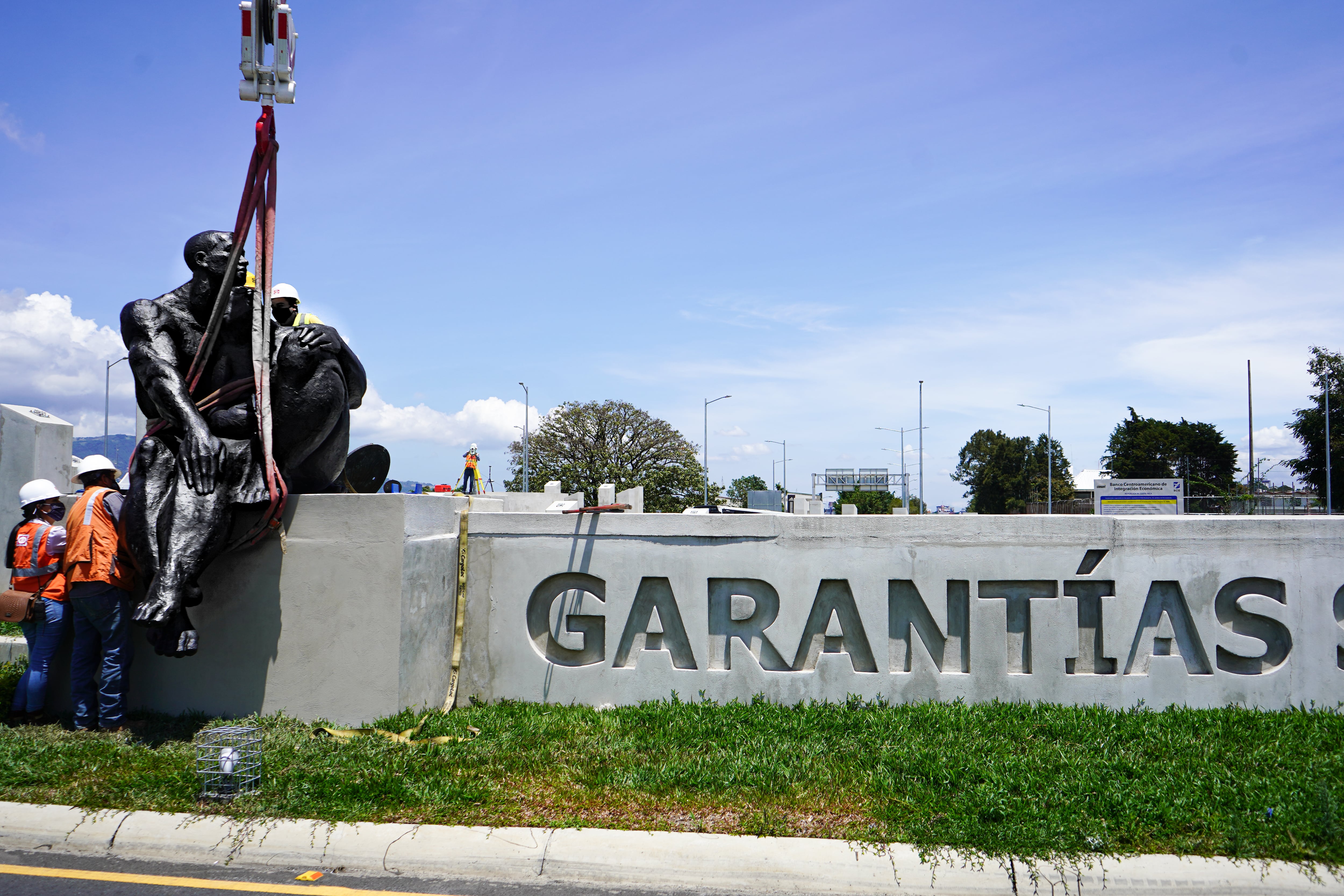 Después de 8 meses de restauración el Monumento a las Garantías Sociales volvió a la rotonda de Zapote este martes 27 de abril.