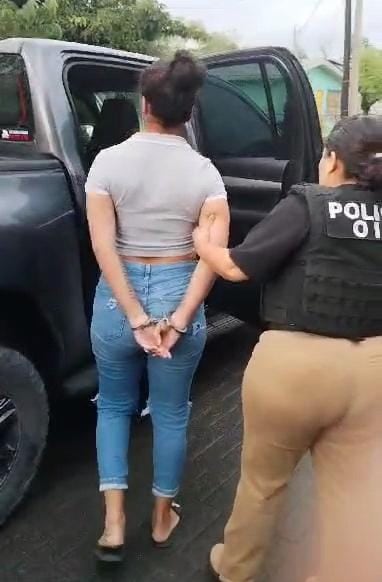 Una mujer de apellido Tugwell, de 20 años, fue detenida a las 4 a. m. de este jueves 16 de enero del 2025, en Matina centro, Limón, por ser sospechosa de tentativa de homicidio, robo agravado, tenencia de arma y almacenamiento de drogas. Foto: OIJ