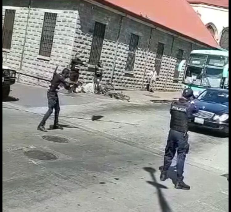 Hombre muere al enfrentarse a balazos a policías en San José. Foto captura de pantalla.