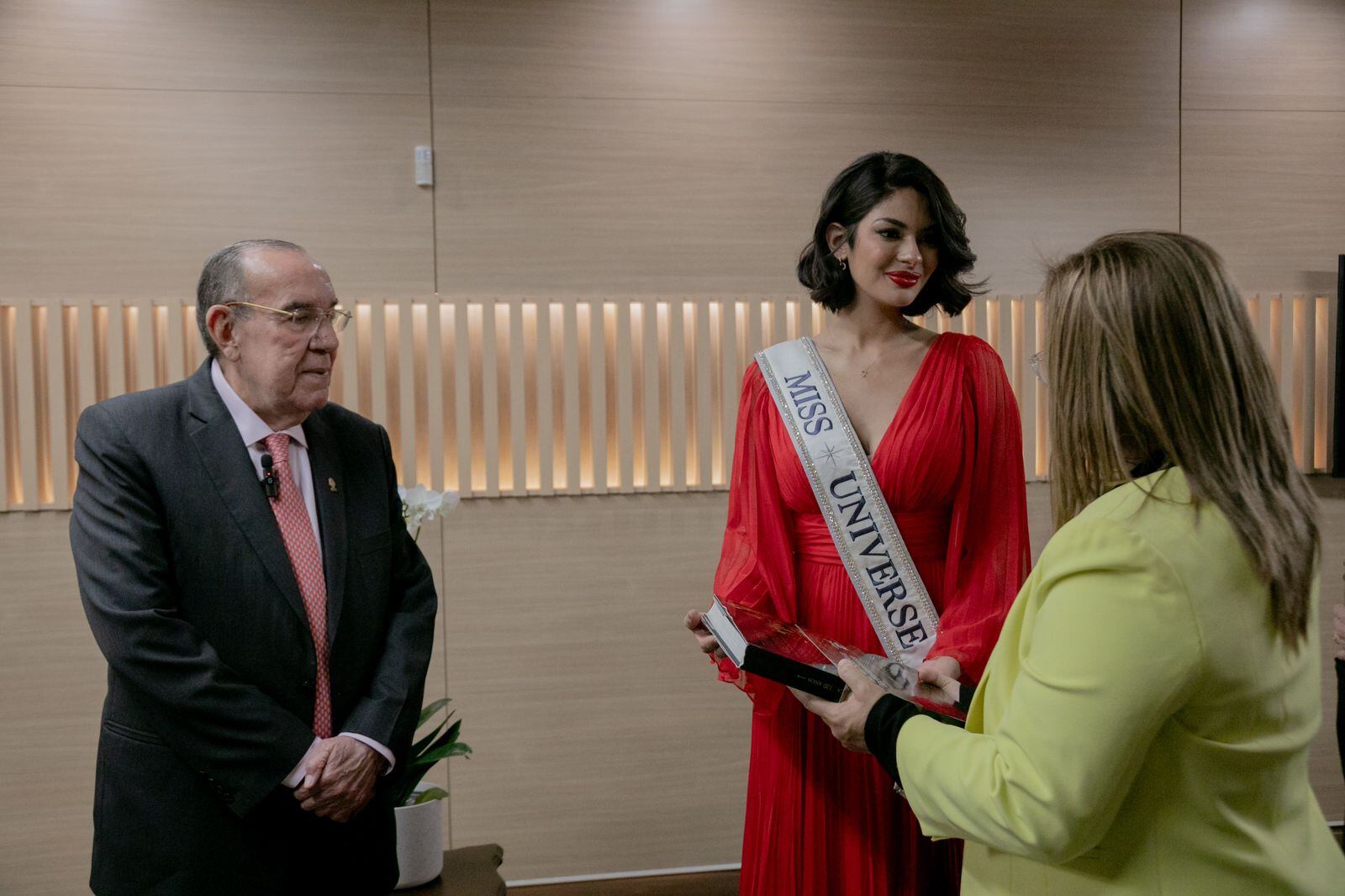 Sheynnis Palacios recibió un regalo en la Asamblea Legislativa