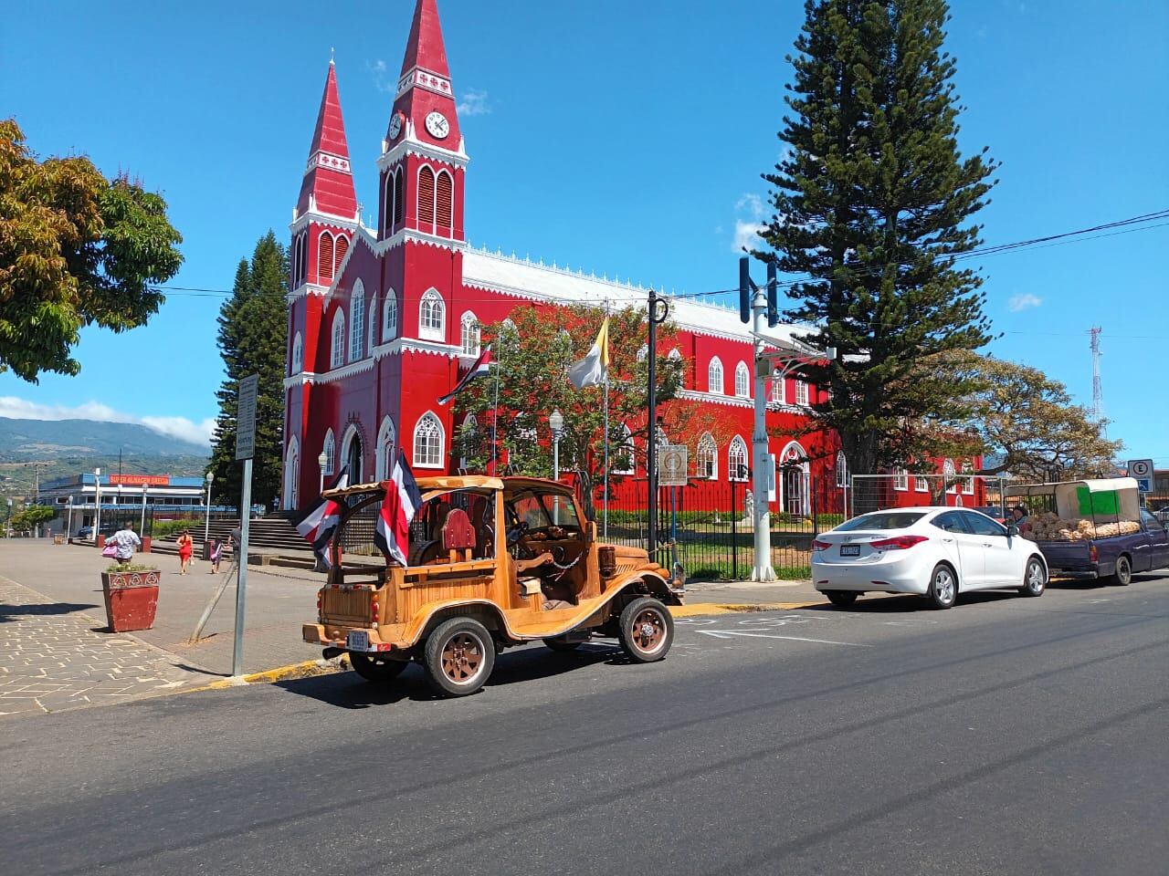 Don Melvin Cerdas Masís siendo niño siempre tuvo un sueño. Un sueño de esos que la vida le deja a uno guardado en el corazón como una semillita. Ya adulto él se encargó de hacer germinar esa semillita en forma de madera, martillo y pura pasión