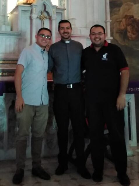 Al seminarista, Rodolfo Redondo Redondo de 22 años, le tocó salir a las carreras del Seminario Nacional el pasado 16 de marzo y hasta este domingo 23 de agosto no ha vuelto, ni el resto de sus 141 compañeros. En la foto junto al padre Miguel Rivera y el seminarista Pablo Brenes.