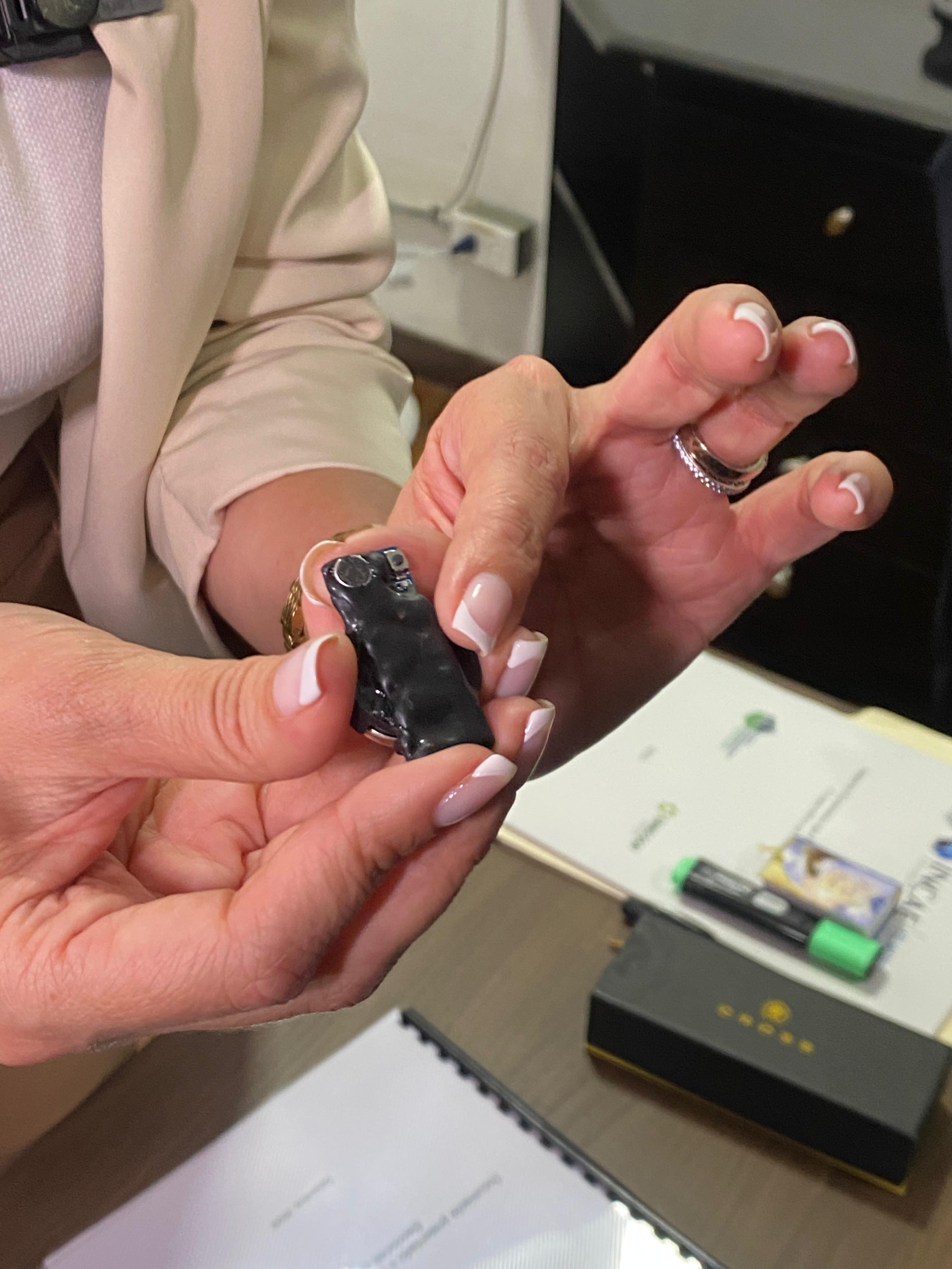 Laura Fernández, candidata presidencial del PPSO, alegó ser víctima de espionaje, tras supuestamente encontrar un micrófono escondido en un tomacorrientes de su oficina privada.