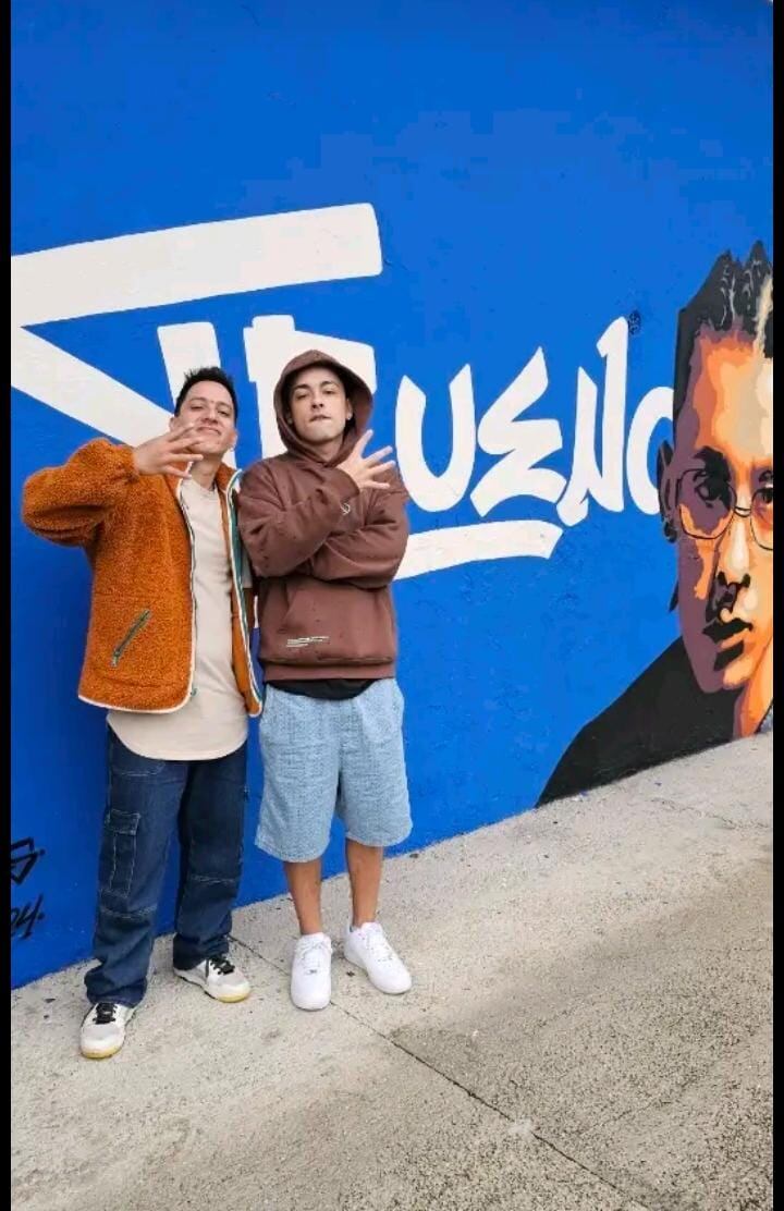 Bailarin Andrés Fallas y Trueno compartieron en el mural que pintó Ans