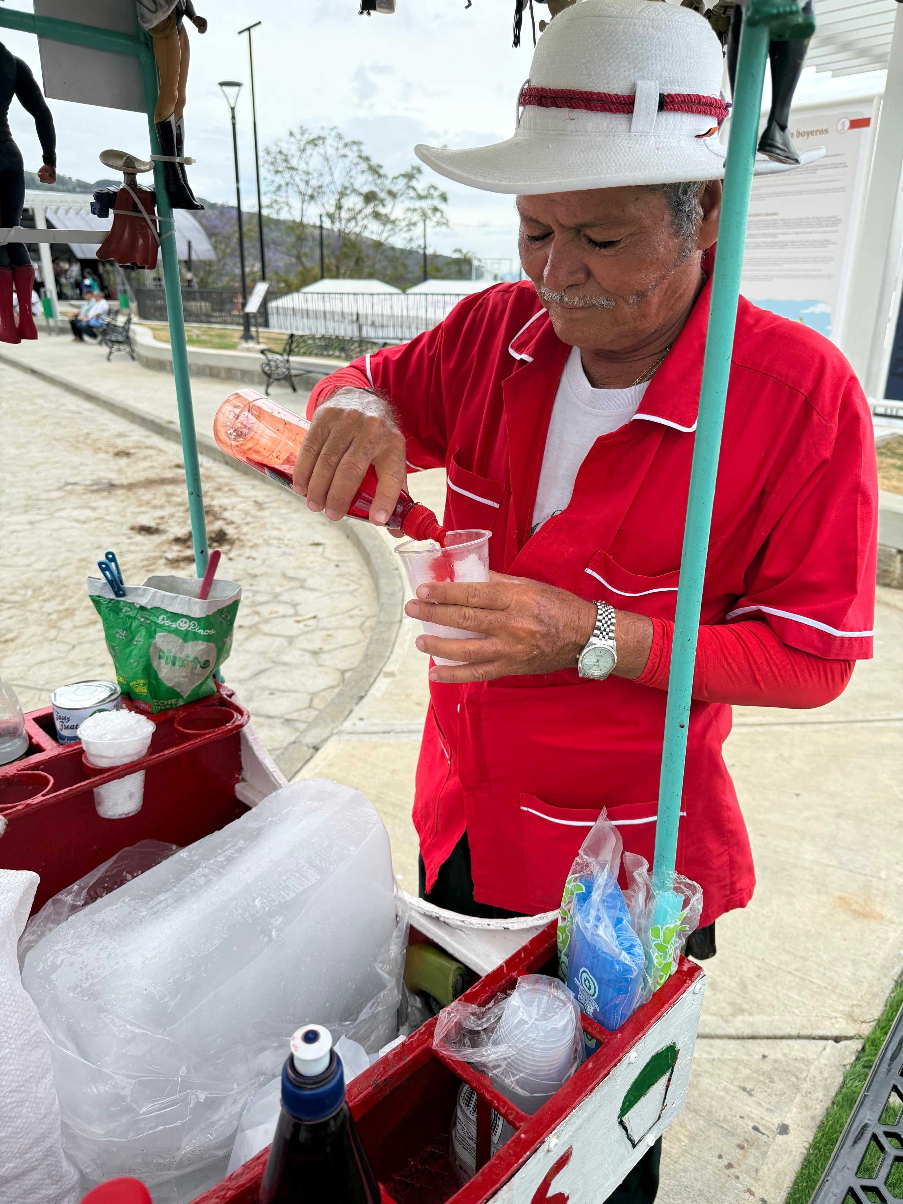 Don José Luis Umaña Chávez, un hombre de 65 años de edad, es el copero de oro de San Antonio de Escazú que tiene 49 años endulzando la vida con trabajo y puro corazón