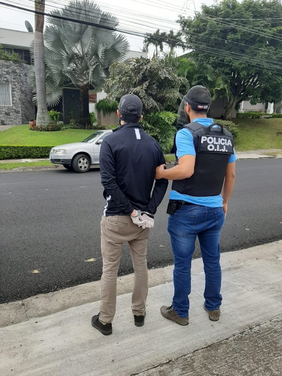 Detienen a joven apellidado Saborío Soto sospechoso de lanza a gato de octavo piso de edificio. Foto OIJ.