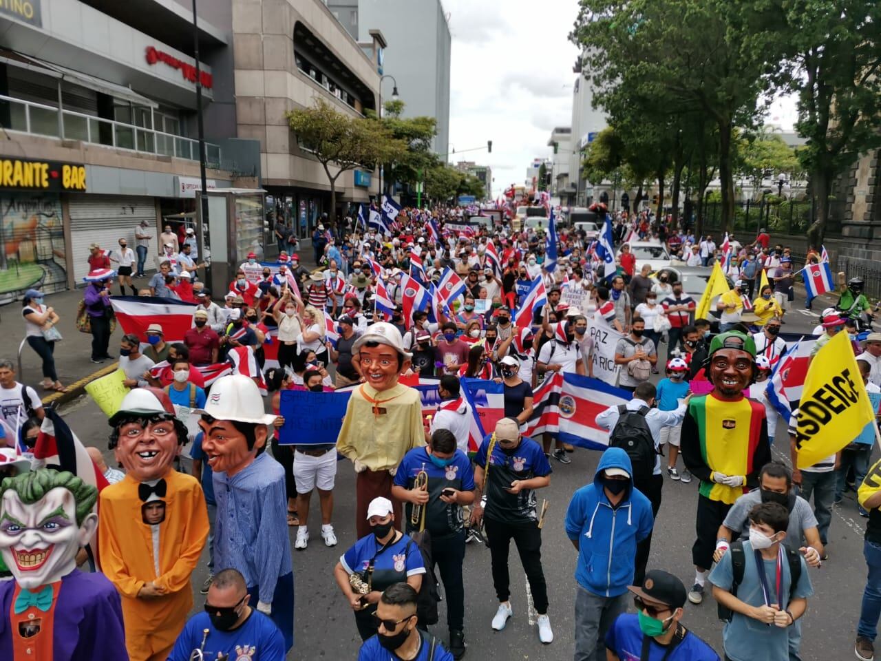 El 12 de octubre del 2020 diferentes fuerzas vivas del país marcharon desde el Parque La Merced a Casa Presidencial.
