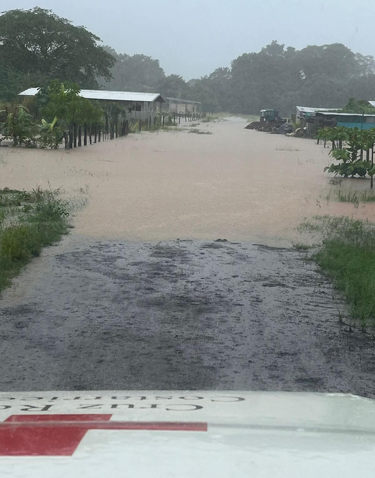Los fuertes aguaceros provocados indirectamente por el huracán Rafael ha golpeado con fuerza a los vecinos de Guanacaste. Foto: Cruz Roja