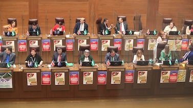 Vea el montón de dinero que cuesta reparar una curul cuando los diputados pegan afiches