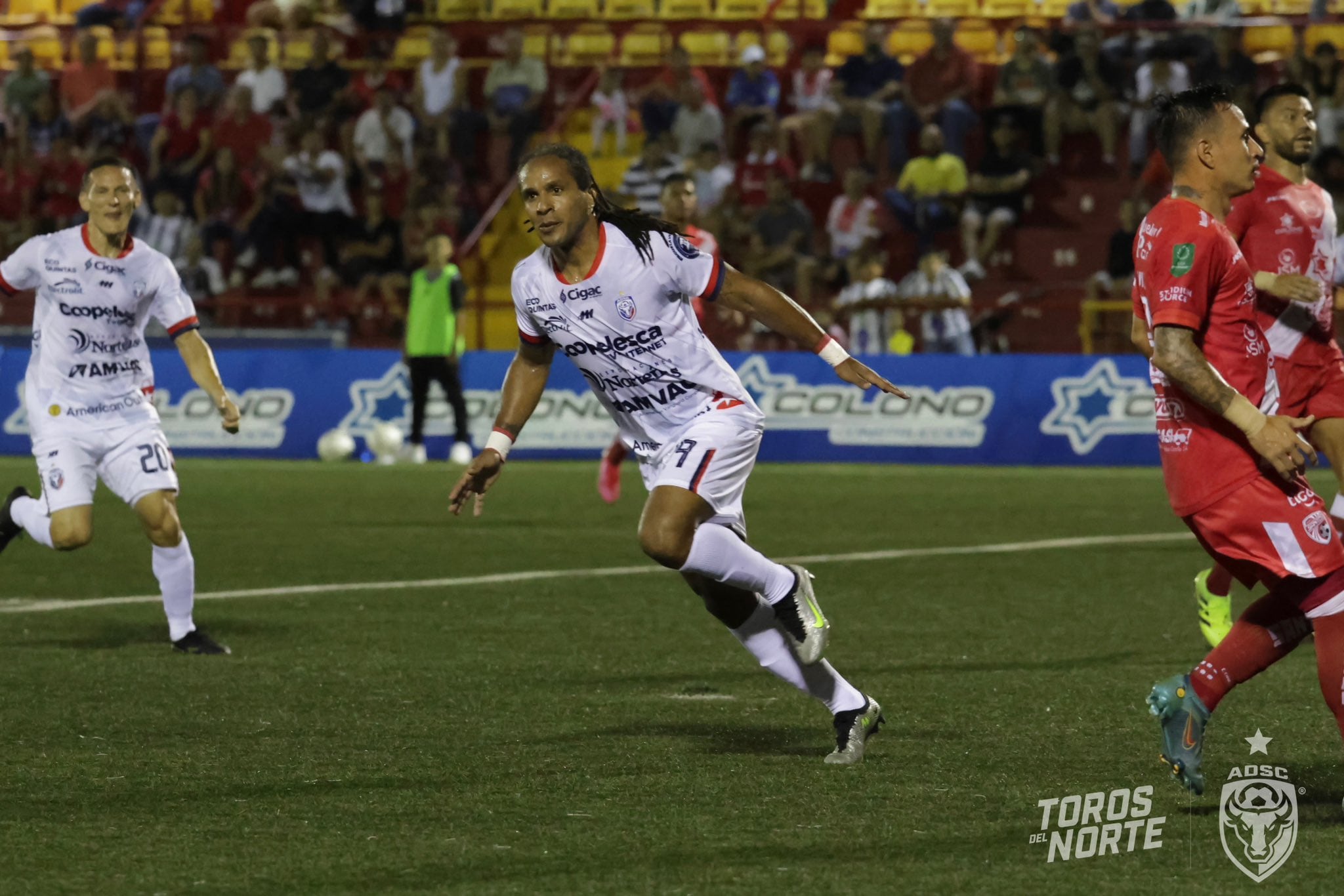 Jonathan McDonald abrió la cuenta para San Carlos ante el Santos.
