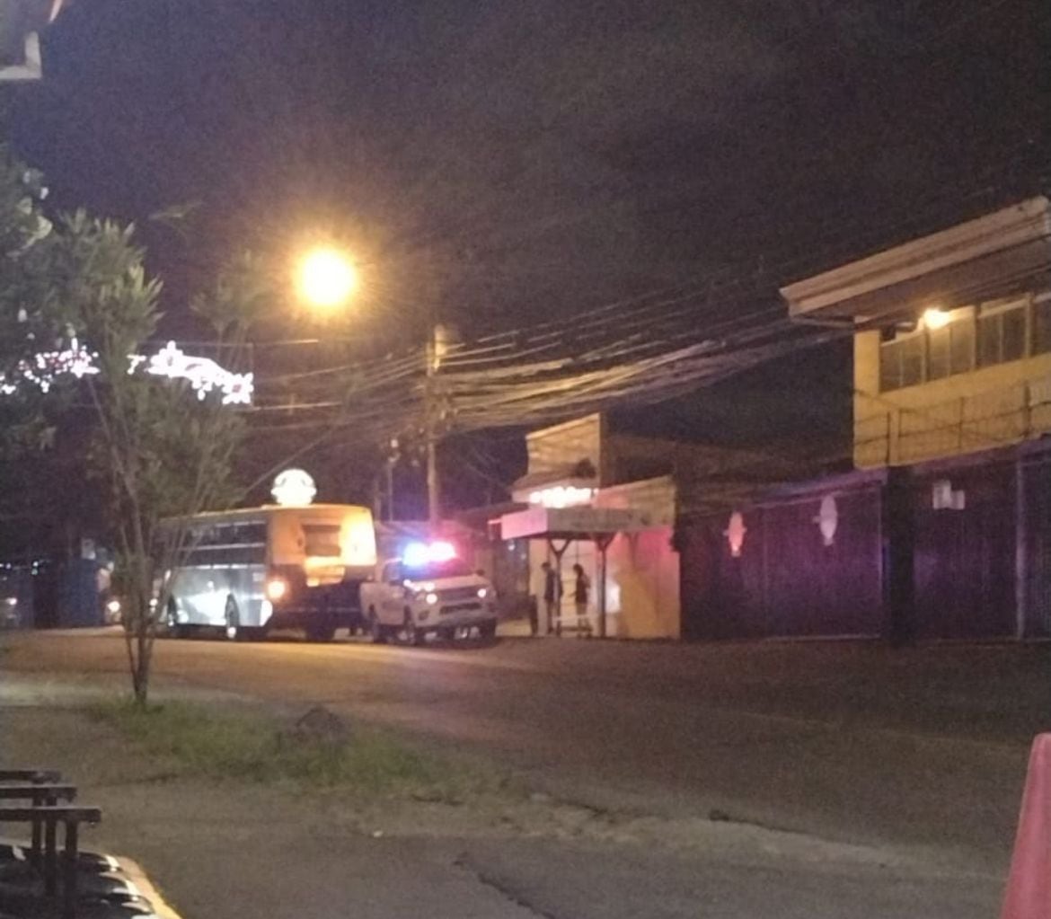 Un pasajero de un bus murió luego de ser atacado con puñal en Alajuela