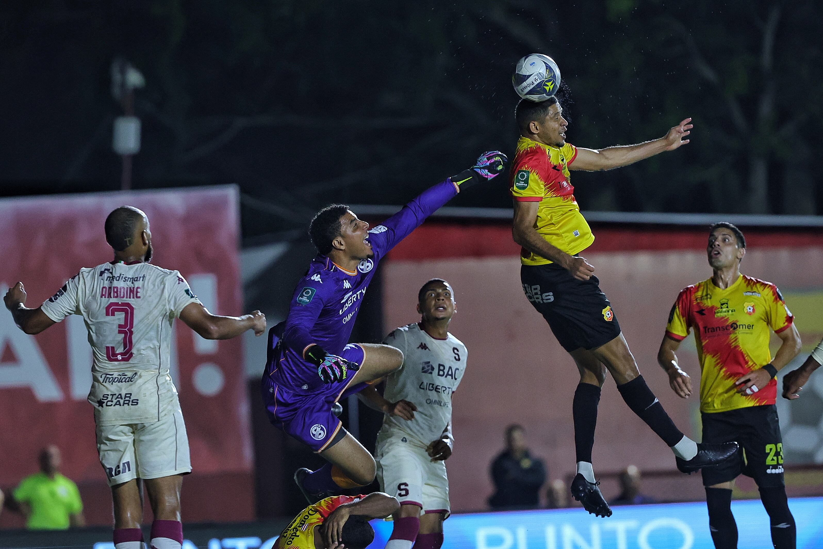 17/09/2025/ Juego entre el Club Sport Herediano vs Saprissa por el torneo apertura 2025 de la Liga Promerica en el estadio Carlos Alvarado / foto John Durán