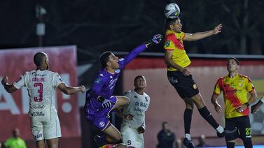 Saprissa recibió 7 goles en 3 partidos y Esteban Alvarado es blanco de críticas