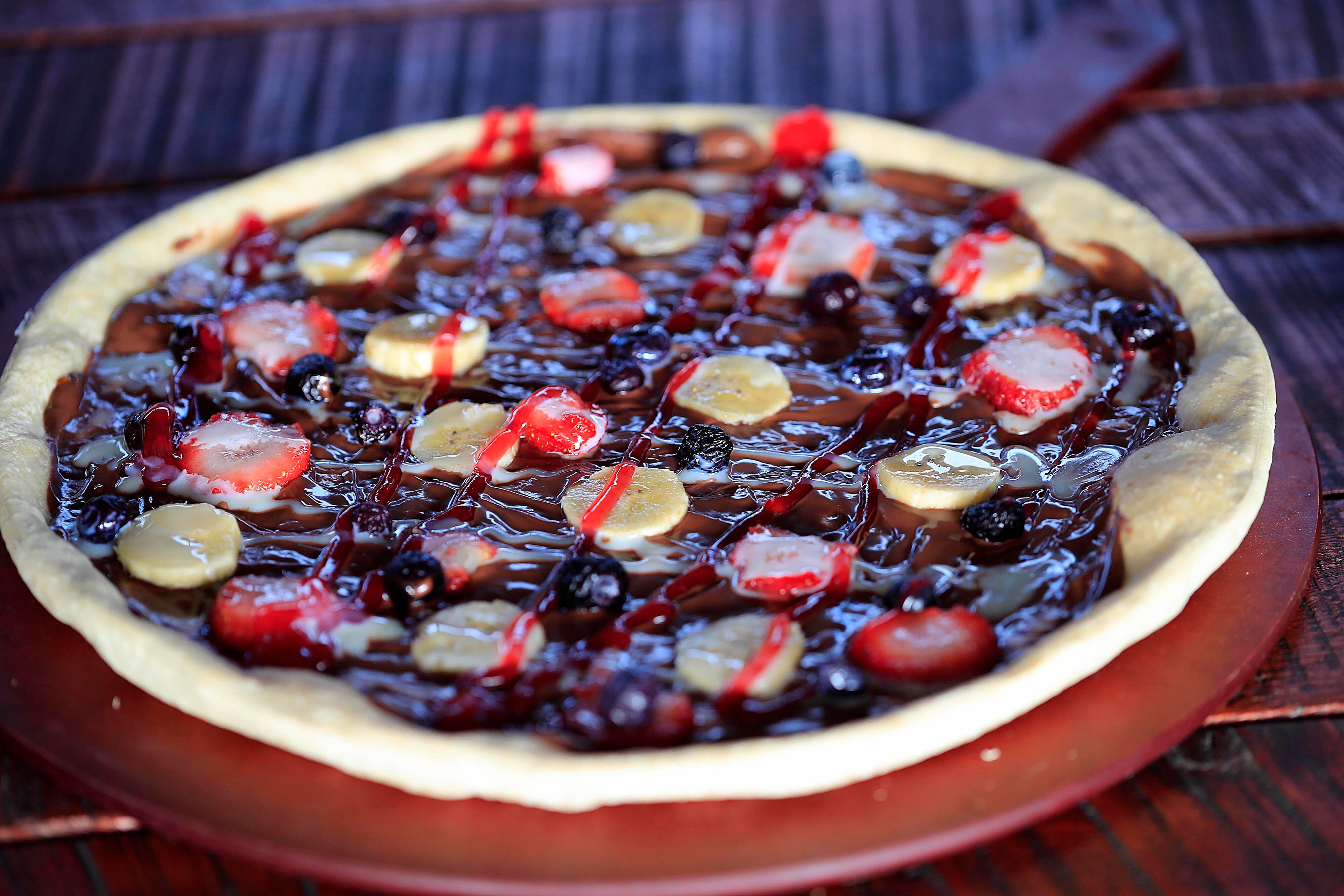 26/01/2023     Taras de Cartago. Monquis Pizza se luce con el exquisito sabor de sus pizzas tradicionales, pero sobre todo con las auténticas y exclusivas pizzas dulces, hechas a base de frutas tradicionales como banano, fresa, piña, arandanos y toppings de nutella y leche condensada. Foto: Rafael Pacheco Granados