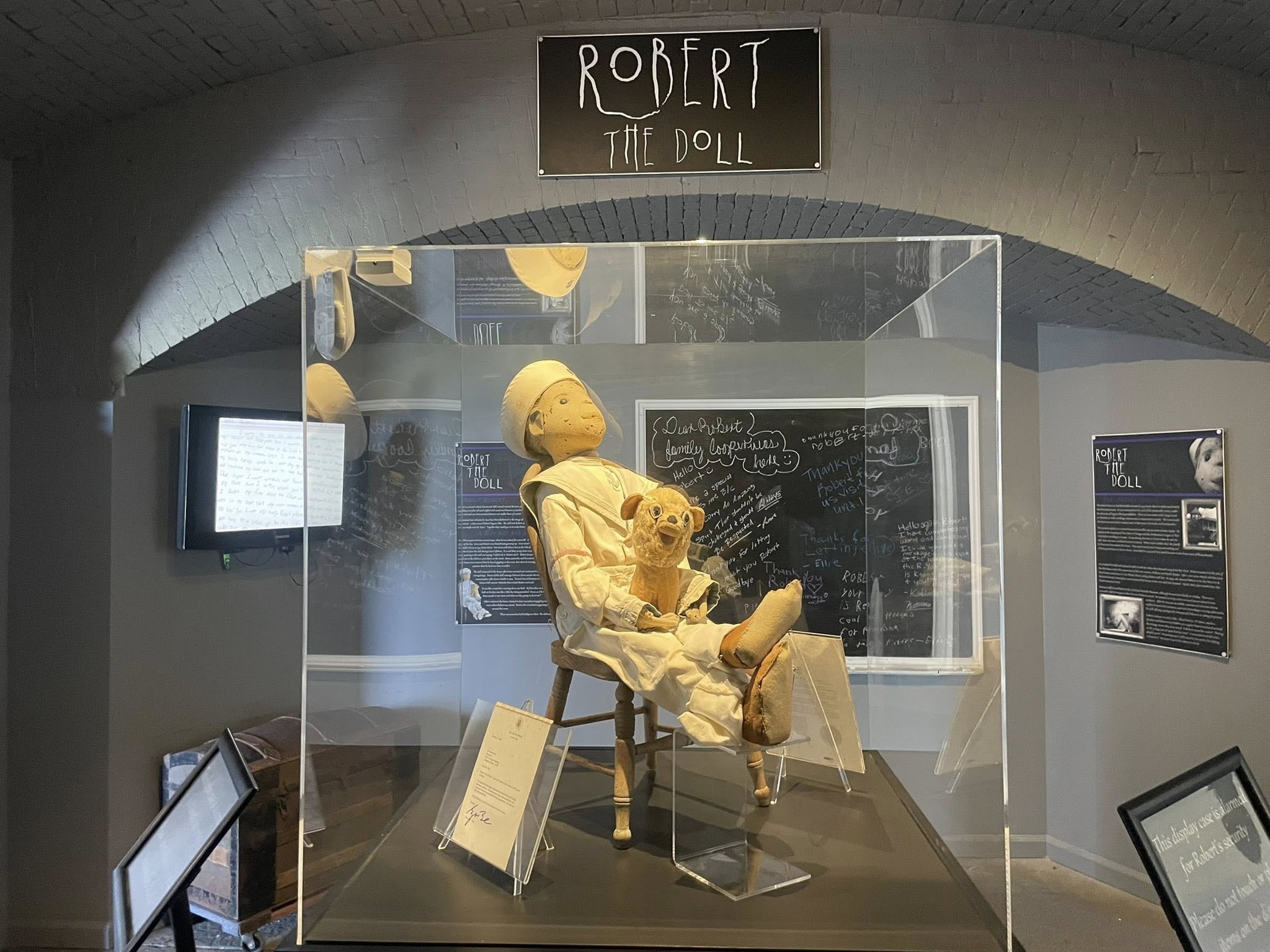 Mario Siles Peña, de 43 años, se pegó un viajecito que casi ningún tico se han atrevido a hacer: ir a conocer en carne propia a Robert, el Muñeco del Diablo, considerado como el más embrujado, maldito y peligroso del planeta