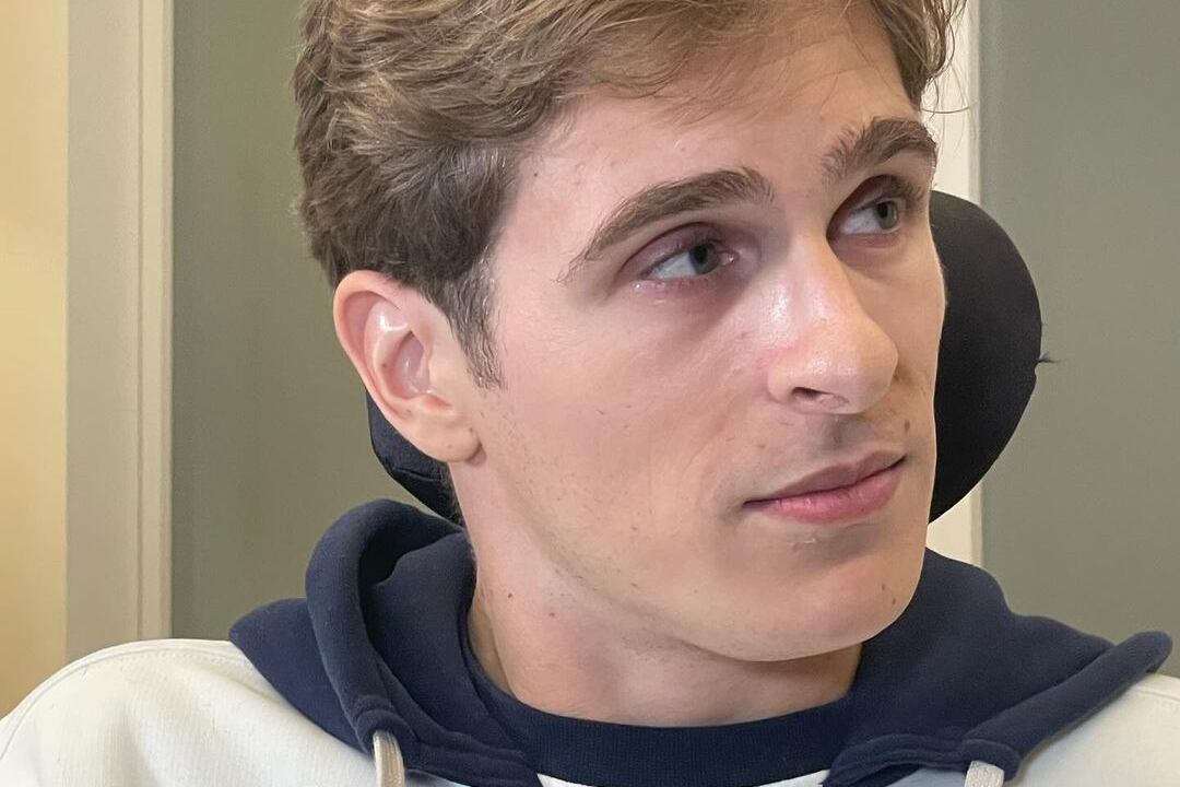 Alejandro sufrió un trágico accidente que le paralizó gran parte de su cuerpo.