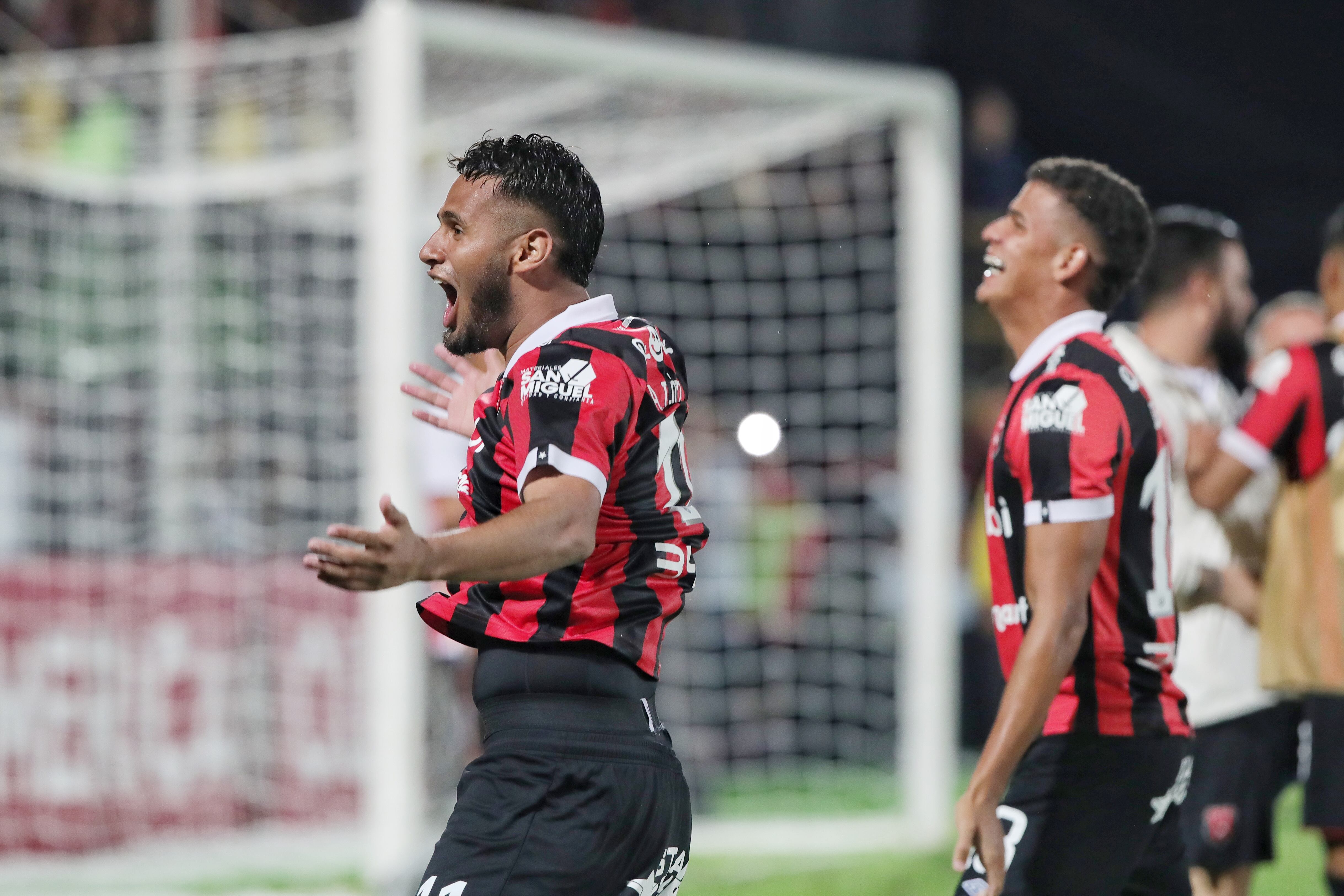 01/11/2023/ Juego entre Liga Deportiva Alajuelense vs Club Sport Herediano por el partido de vuelta de la la copa centroamericana de CONCACAF en el estadio Alejandro Morera Soto / Foto John Durán